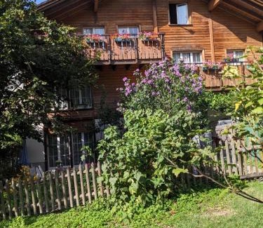 Glarus Sued House | Bed and Breakfast - Zeit für Gemütlichkeit mit eigenem Bad und Terrasse