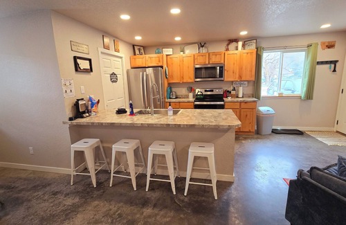 St. Regis House | Bed & Breakfast Nook ❤ Fenced Yard ❤ Hot Tub ❤ Heated Floors ❤ Pet Friendly