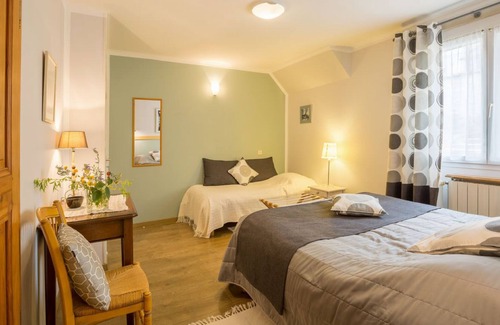Villeneuve-de-Berg Bed & Breakfast | Bedroom 1 to 2p. self-catering, Park, Kitchen/dining room