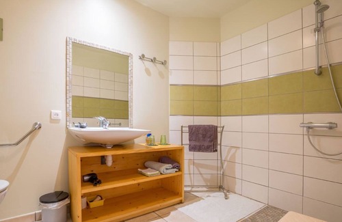 Villeneuve-de-Berg Bed & Breakfast | Bedroom 1 to 2p. self-catering, Park, Kitchen/dining room