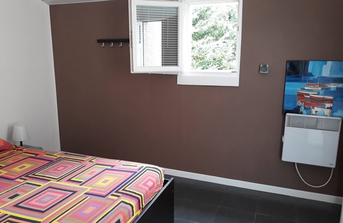 Daux Bed & Breakfast | Bedroom + bathroom with independent access