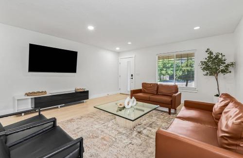 Meridian House | Bedroom house in prime location by the village