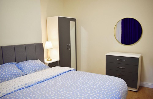 Birmingham Apartment | Bedroom in Apartment Walkable china town