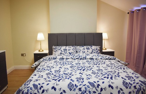 Birmingham Apartment | Bedroom in Apartment Walkable china town