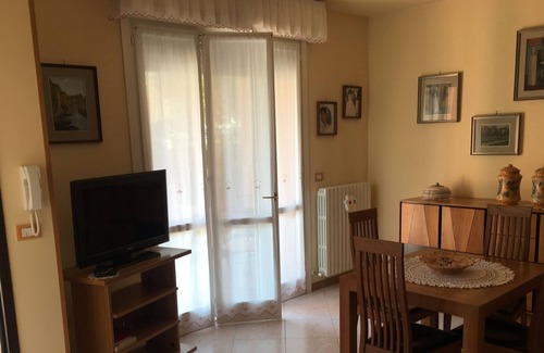 Castel San Pietro Terme Apartment | Bedroom with two single beds