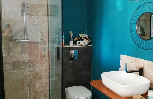 Gargas Bed & Breakfast | Bedroom with WC bathroom swimming pool