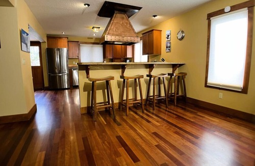 East Kootenay Ski Chalet | Bedrooms Galore Hottub Short Flat Walk to Lift