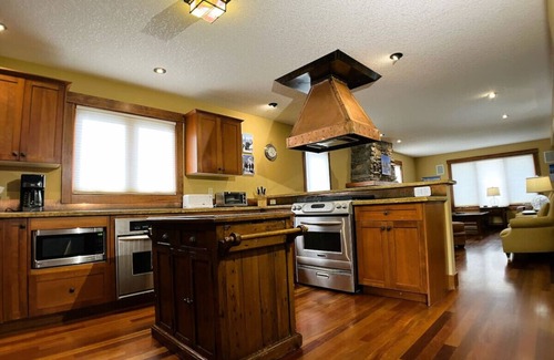 East Kootenay Ski Chalet | Bedrooms Galore Hottub Short Flat Walk to Lift