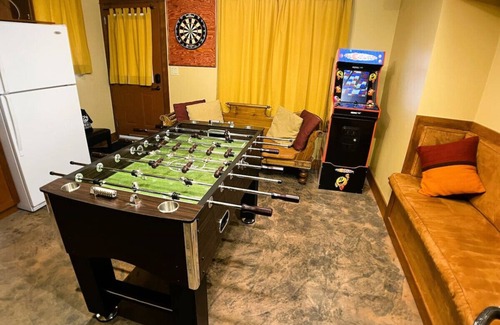 East Kootenay Ski Chalet | Bedrooms Galore Hottub Short Flat Walk to Lift