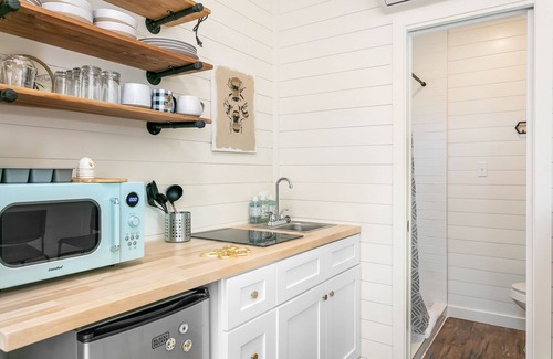 Fredericksburg Cottage | Bee at the Hive, 1/1 | Private Hot Tub | Gas Fire Pit | Cornhole