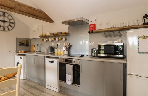 Irstead Cottage | BEE HAPPY BARN, romantic, character holiday cottage in Acle