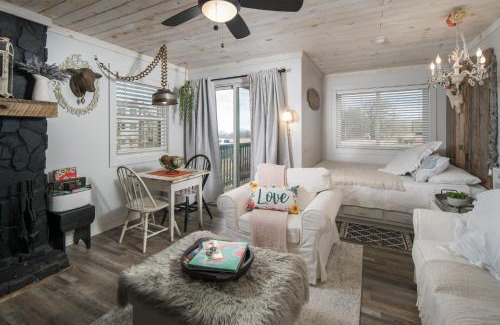 Banner Elk Apartment | Beech Mountain VIEWS Cozy Autumn Studio! Hiking Trails