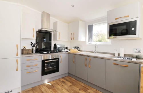 Skirpenbeck Cottage | BEECH TREE LODGE, with hot tub in Stamford Bridge