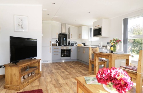Skirpenbeck Cottage | BEECH TREE LODGE, with hot tub in Stamford Bridge