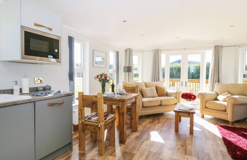 Skirpenbeck Cottage | BEECH TREE LODGE, with hot tub in Stamford Bridge