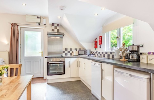 Cranham Apartment | BEECHES STUDIO, with a garden in Cranham