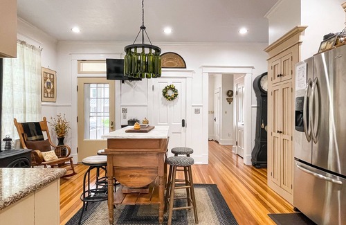 Washington House | Beekeeper's Cottage - Hot Tub, Heated Pool, Dog-friendly, Downtown