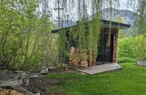 Nelson Cabin | Bees Knees in the Trees Tiny Home - Hot Tub & Sauna