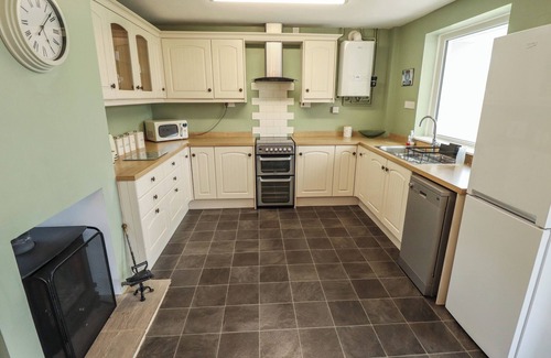 Louth House | BEESWAX COTTAGE, pet friendly, country holiday cottage in Grimoldby
