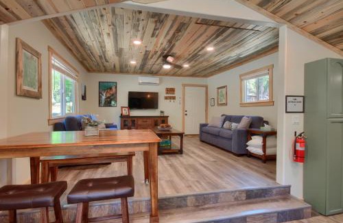 North Wawona House | Beetlebark Bungalow- Inside Yosemite w/hot tub EV charging cable