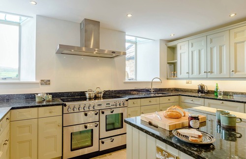 Leyburn Cottage | Behind the beautiful arched door way is the luxurious interior of Church Manor.