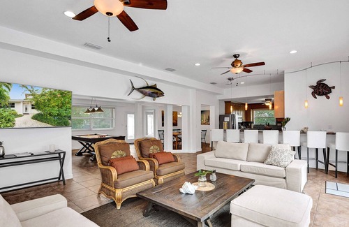 Bel Air House | BEL-AIR VILLA- HEATED POOL-WALK TO BEACH-WATERFRONT