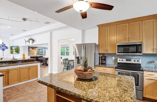 Bel Air House | BEL-AIR VILLA- HEATED POOL-WALK TO BEACH-WATERFRONT