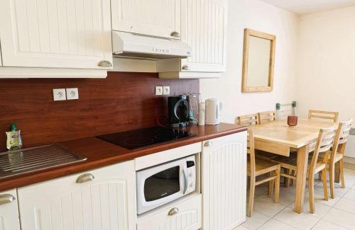 Fouesnant Apartment | Bel appartement à 100 m de la plage à Fouesnant avec piscine chauffée, pour 4 personnes - FR-1-481-160