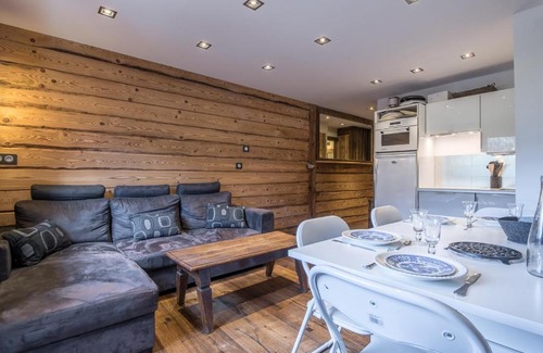 Meribel Centre Apartment | Bel appartement avec terrasse à Méribel, 2 chambres, conciergerie incluse - FR-1-613-1