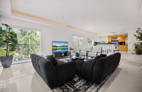Hollywoodland House | Belden View - Architectural Beauty w/Skyline Views & Rooftop Spa