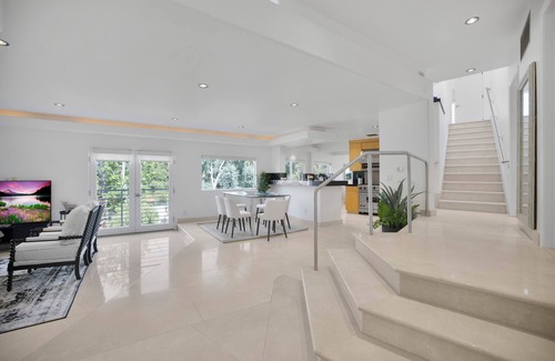 Hollywoodland House | Belden View - Architectural Beauty w/Skyline Views & Rooftop Spa