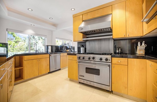 Hollywoodland House | Belden View - Architectural Beauty w/Skyline Views & Rooftop Spa