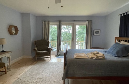 Rome House | Belgrade Lakes House Beachfront. Cozy Open Concept. great for Families.