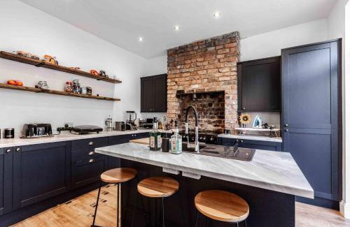 Liverpool House | Belgrave Rise 2 Mins To Train Patio Parking