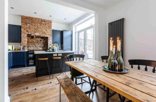 Liverpool House | Belgrave Rise 2 Mins To Train Patio Parking