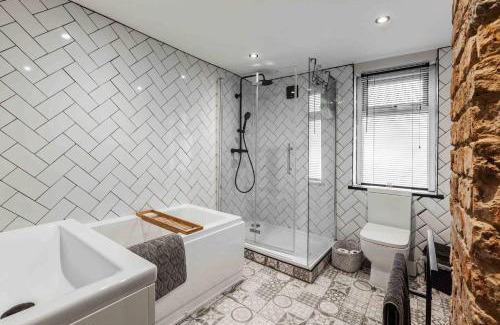 Liverpool House | Belgrave Rise 2 Mins To Train Patio Parking