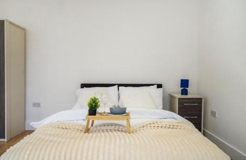 Borehamwood Apartment | Belgravia Apartments - Spacious Private Studio 89 with parking