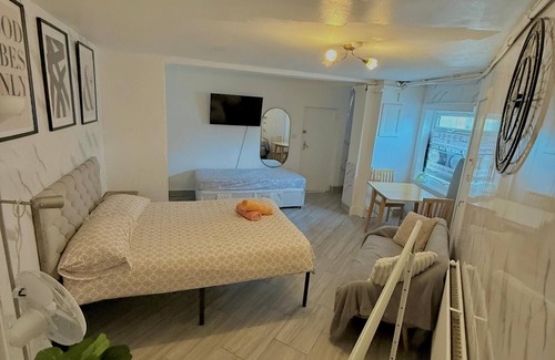 Coldharbour Apartment | Belinda Rd, Comfort Studio Flat
