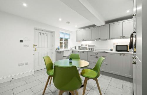 Ludwel House | Bell Cottage by Ludlow Castle with onsite parking