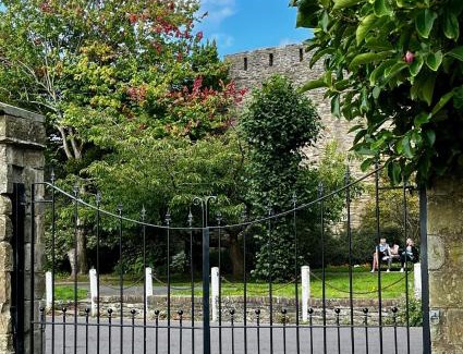 Ludwel House | Bell Cottage by Ludlow Castle with onsite parking