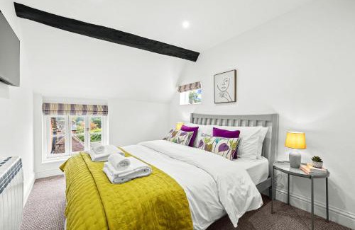 Ludwel House | Bell Cottage by Ludlow Castle with onsite parking