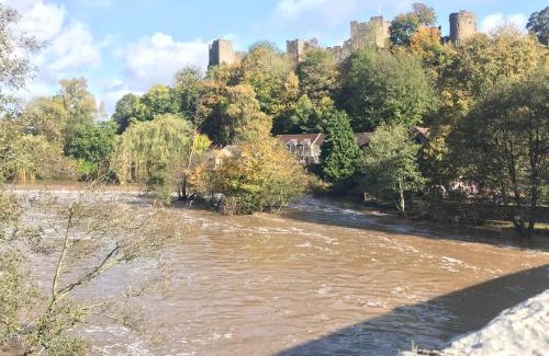Ludwel House | Bell Cottage by Ludlow Castle with onsite parking
