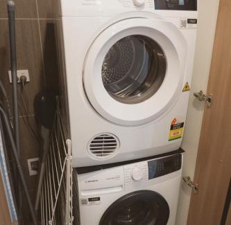 Heidelberg Heights Apartment | Bell St Retreat - 2BR 2Bath Stay