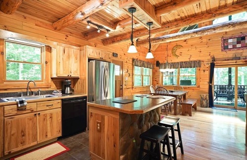 South Bloomingville Cabin | Bella Luna-Cabin-Private Bathroom