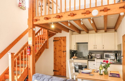 Beaworthy Cottage | BELLA'S COTTAGE, pet friendly, with hot tub in Halwill Junction