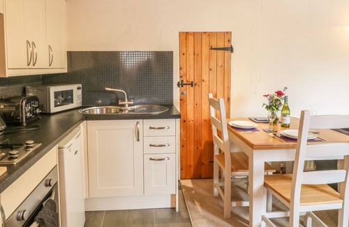 Beaworthy Cottage | BELLA'S COTTAGE, pet friendly, with hot tub in Halwill Junction