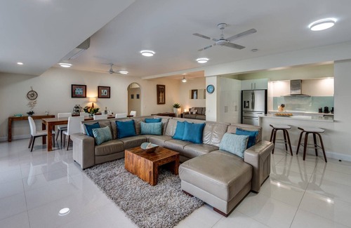 Hamilton Island Apartment | Bella Vista East 3 - 2 bedroom oceanview apartment with golf buggy