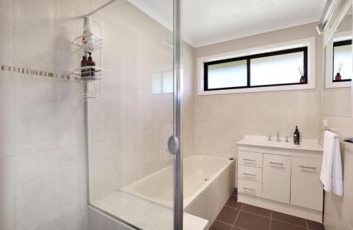 Mansfield House | Bella Vista - Mansfield - Sleeps 8