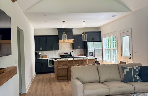 Bella Vista House | Bella Vista Trailside Retreat. Tunnelvision trail and Lake Windsor access