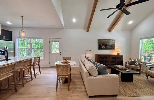 Bella Vista House | Bella Vista Trailside Retreat. Tunnelvision trail and Lake Windsor access
